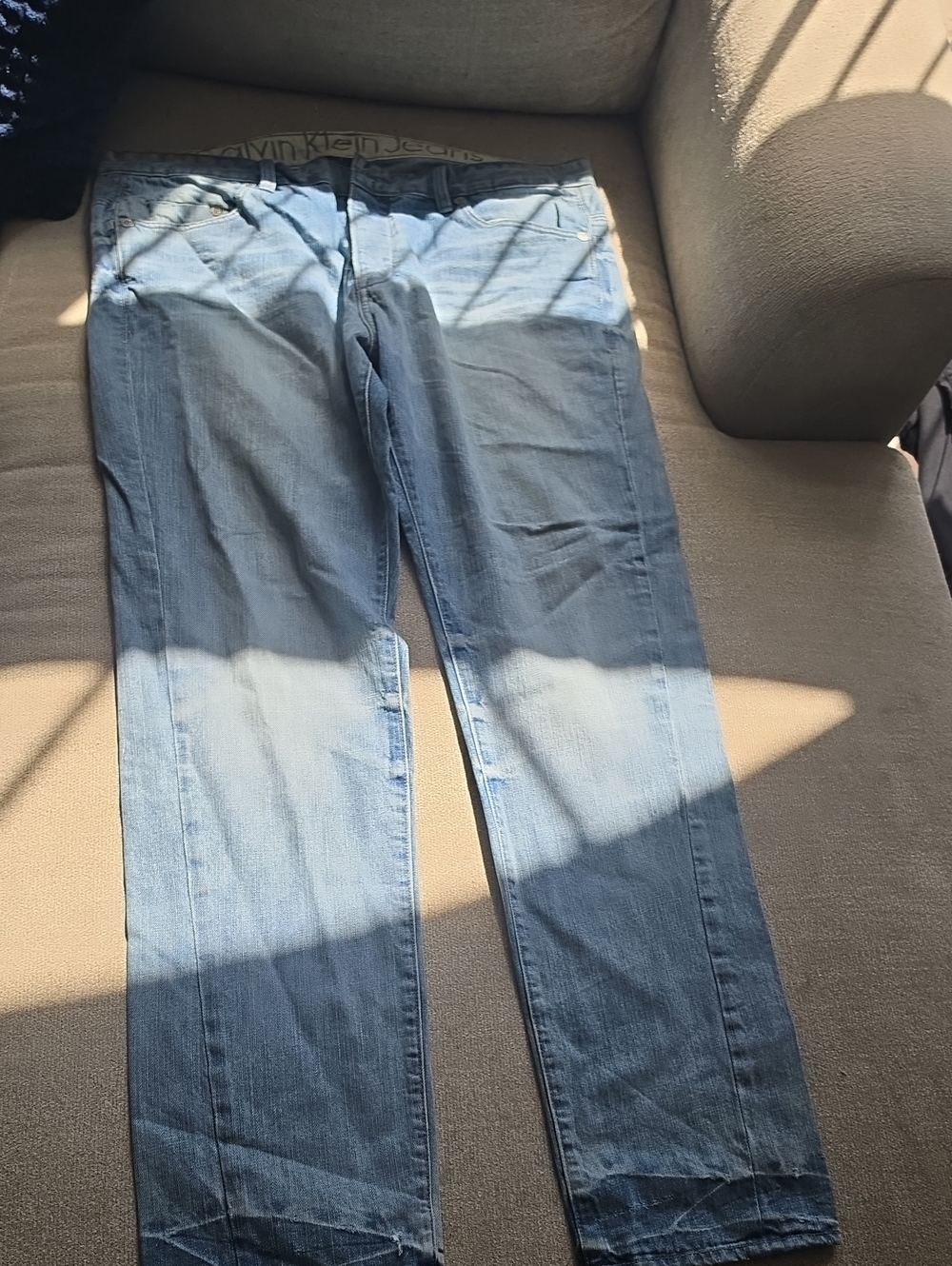 Calvin Klein Jeans Men’s Faded Light Blue Slouchy Slim Straight Jeans Size 38